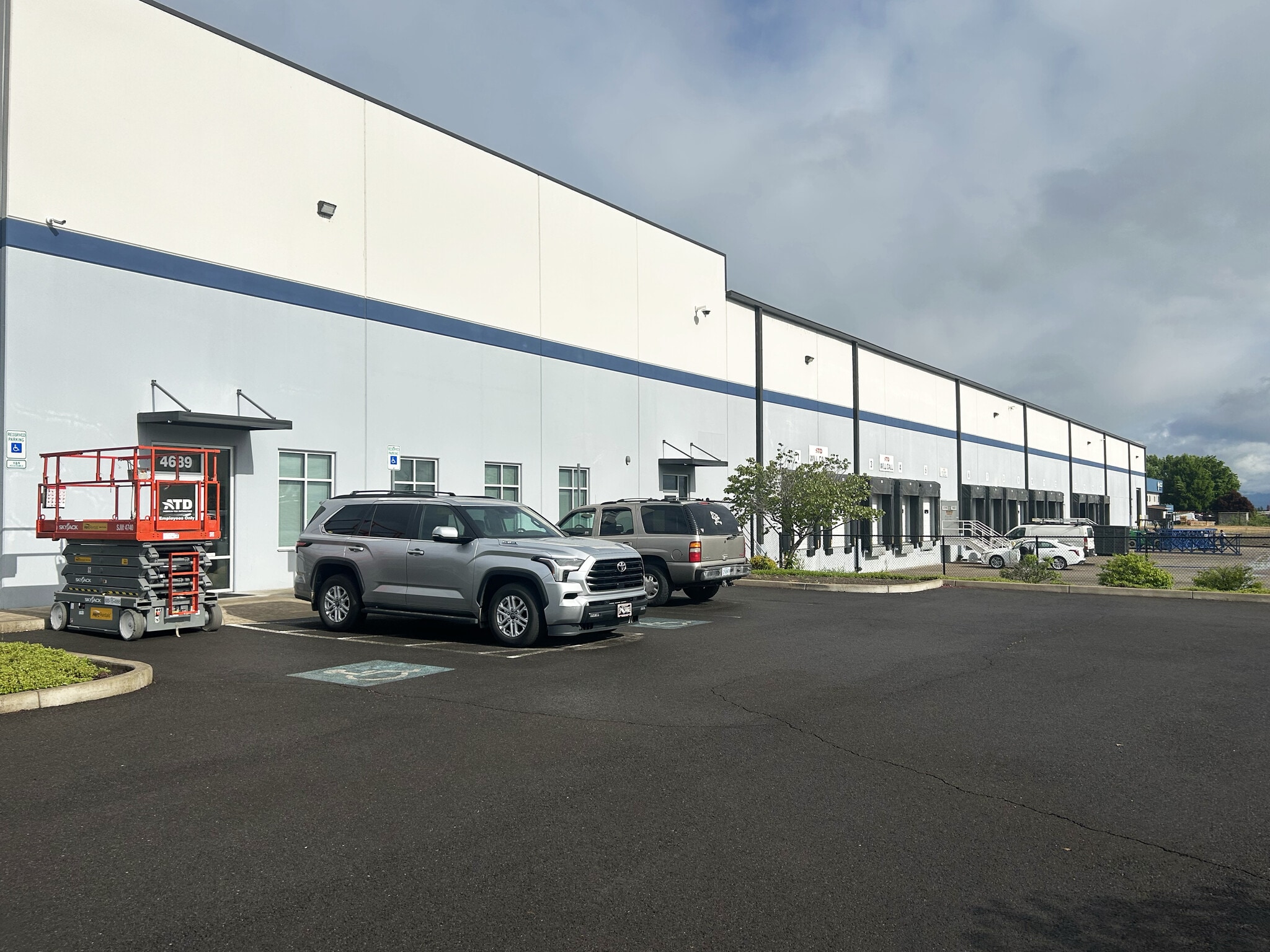 4689 Industry Dr, Medford, OR for Rent