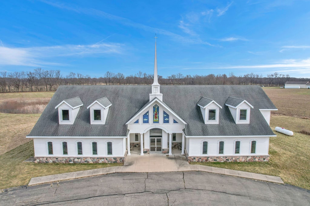 9537 S Clinton Trl, Eaton Rapids, MI for Sale