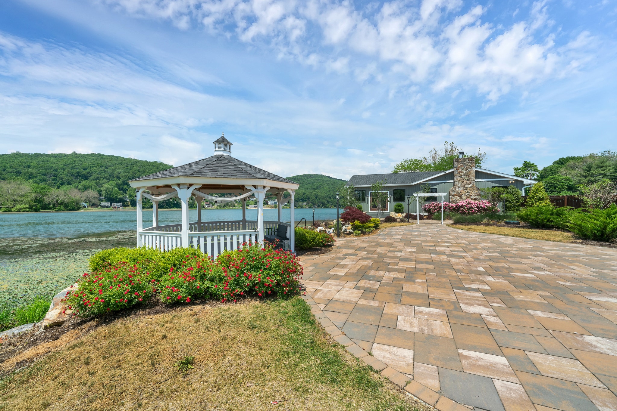 11 Lakeside Dr E, Belvidere, NJ for Sale