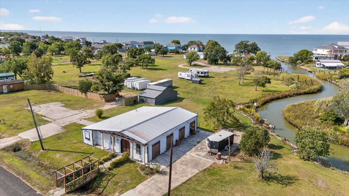 311 Bayside Dr, Anahuac, TX for Sale