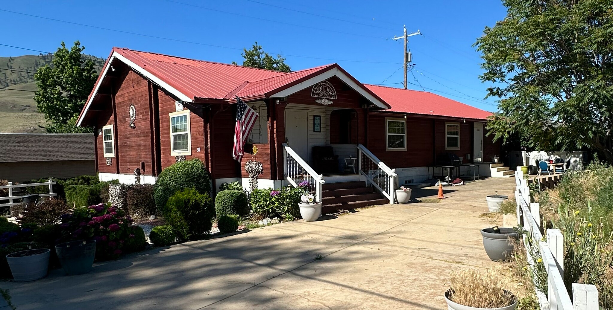 319 N Sanders St, Chelan, WA for Sale