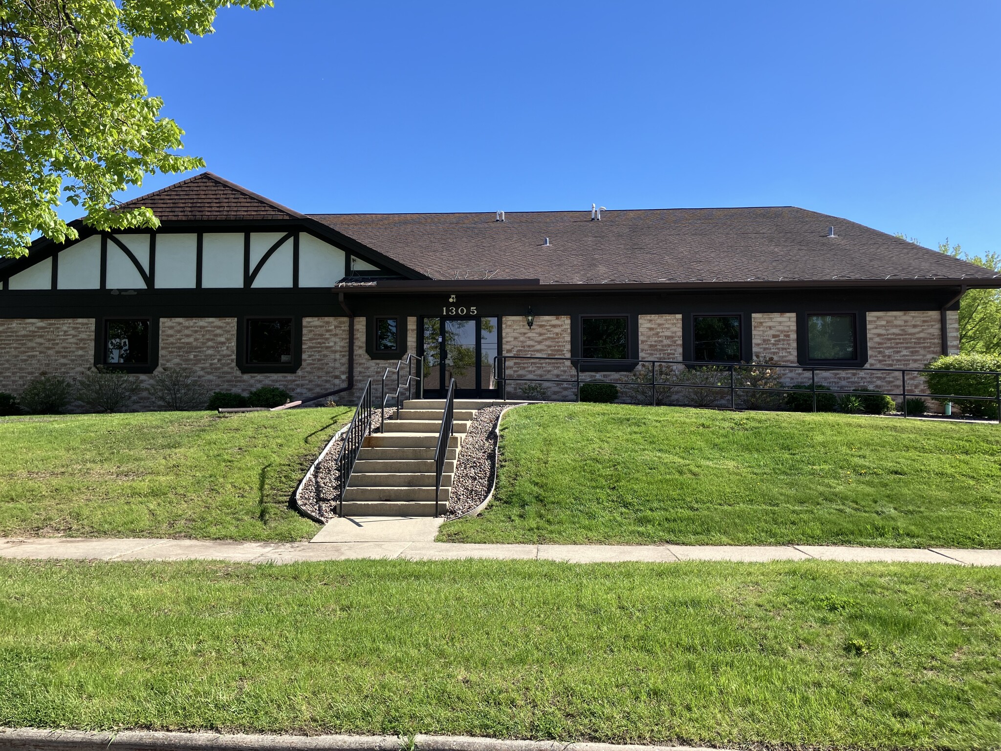 1305 Chestnut St, West Bend, WI for Sale