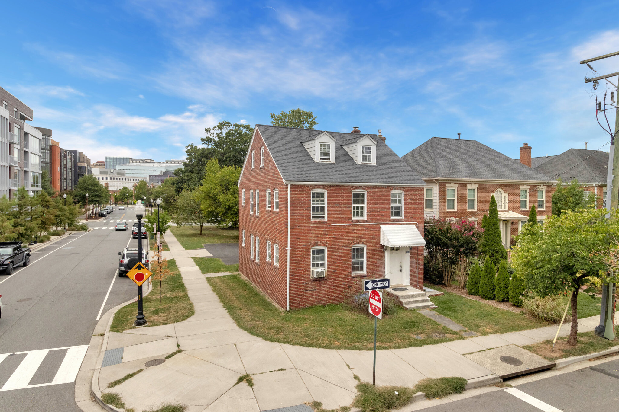 1300 N Hudson St, Arlington, VA for Sale