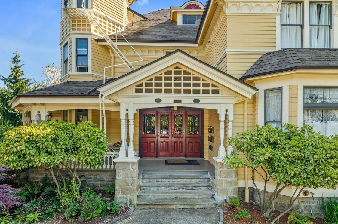 1171 Rockland Av, Victoria, BC for Sale