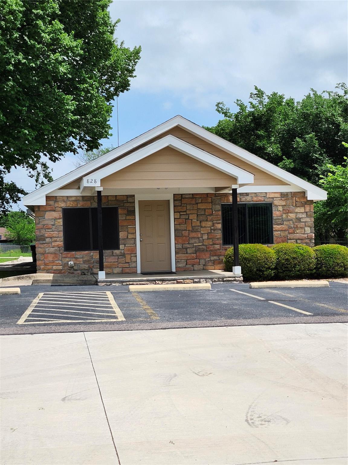 828 N Main St, Springtown, TX for Sale