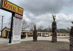 207 S Sunset Strip Dr, Kenedy, TX for Sale