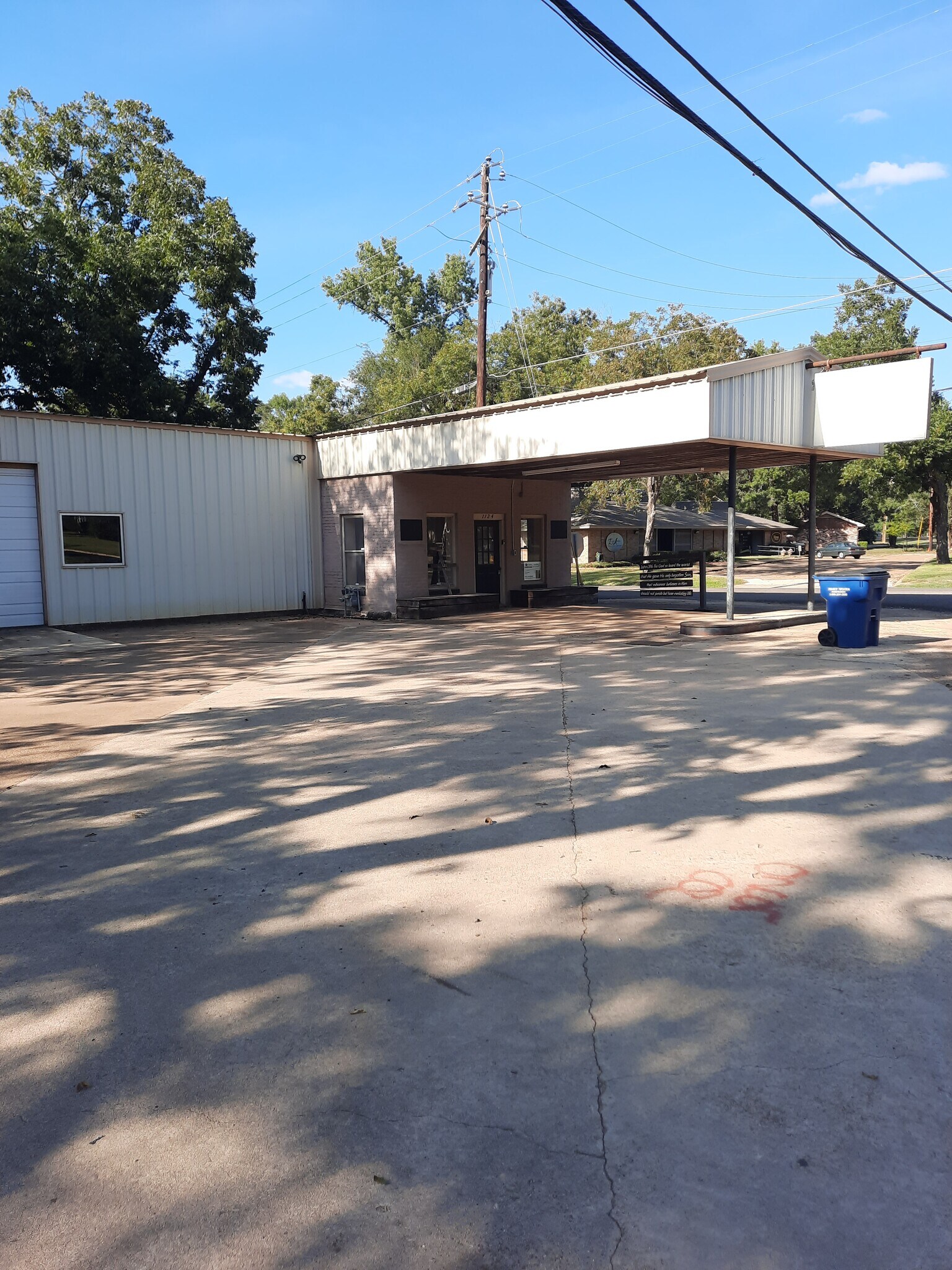 1124 E Houston Ave, Crockett, TX for Sale