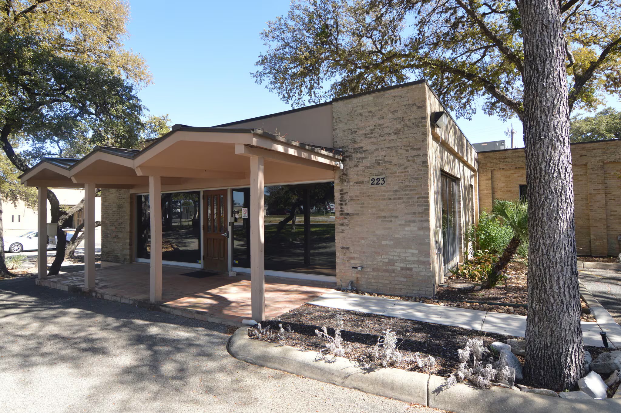 219-223 W Rhapsody Dr, San Antonio, TX for Rent