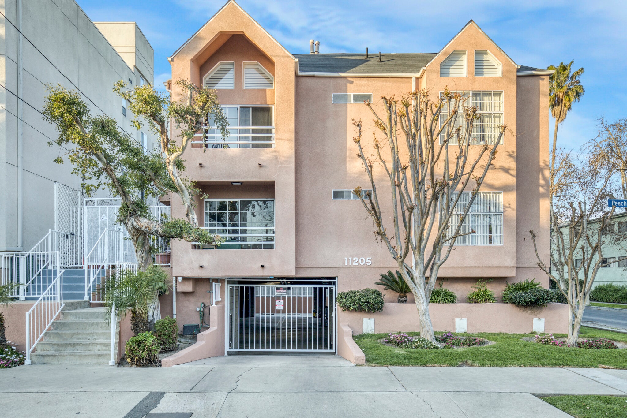 11205 Peachgrove St, North Hollywood, CA for Sale