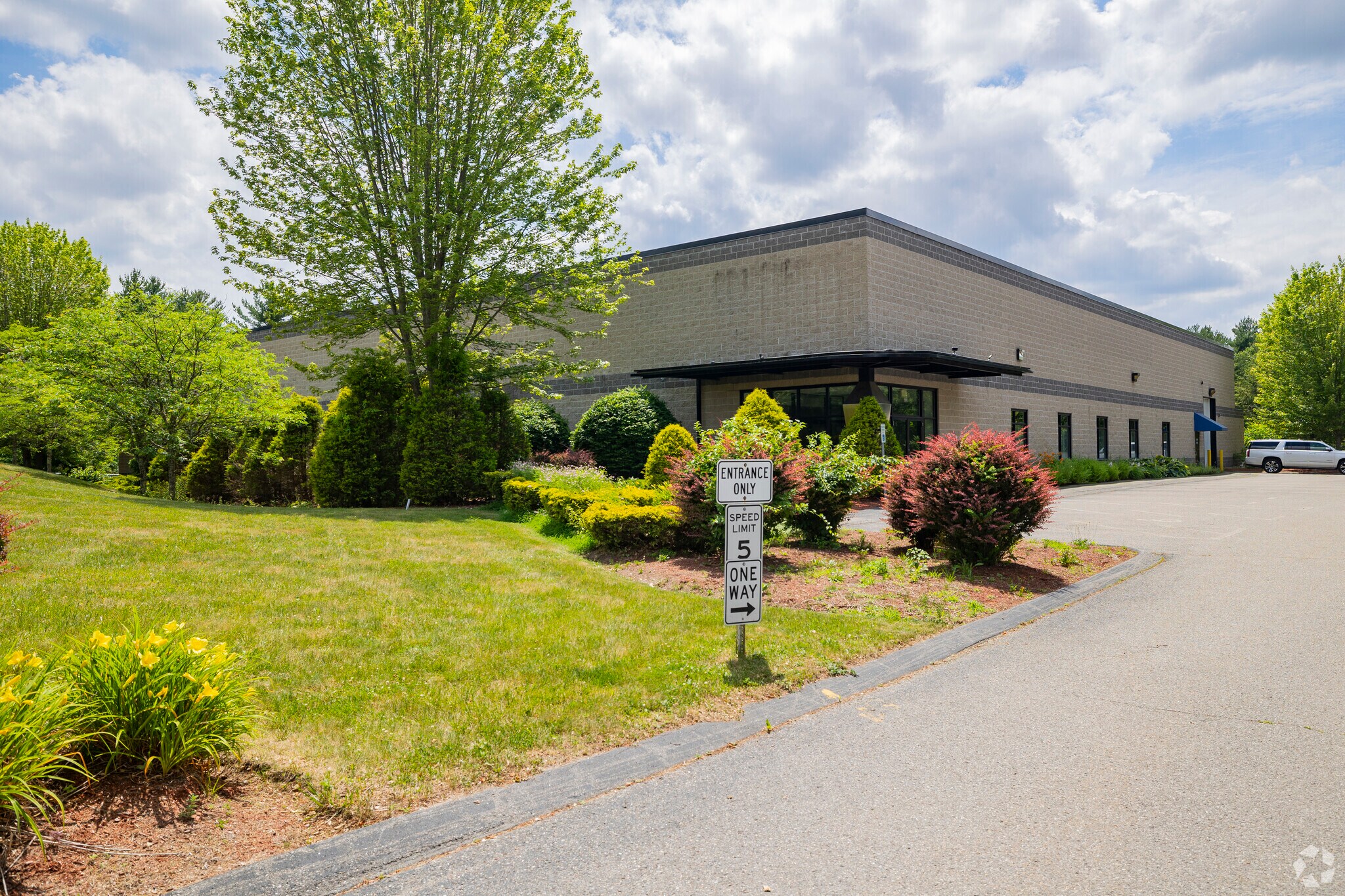 33 Constitution Dr, Hudson, NH for Sale