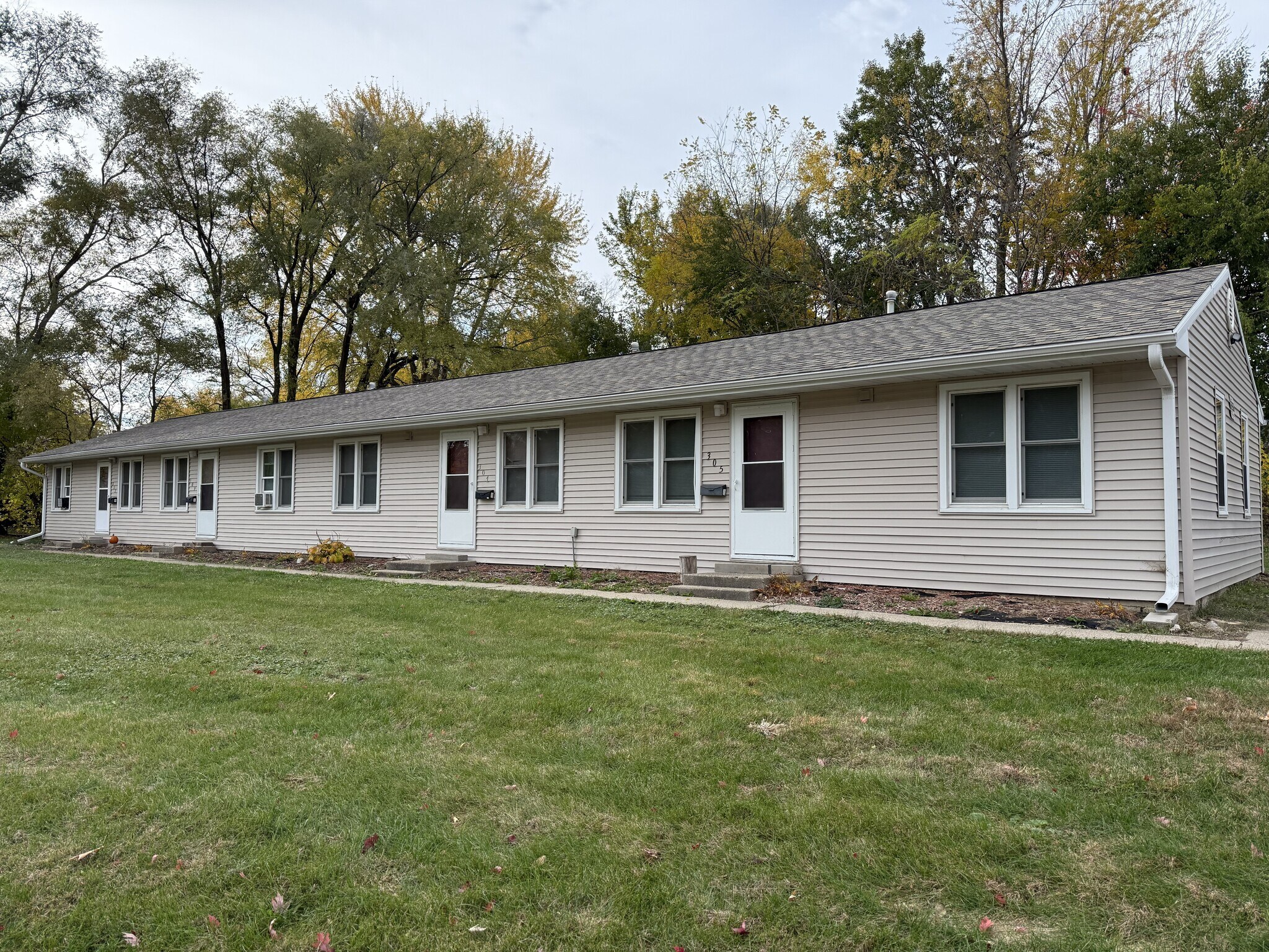 305 E 25th Street Pl S, Newton, IA for Sale