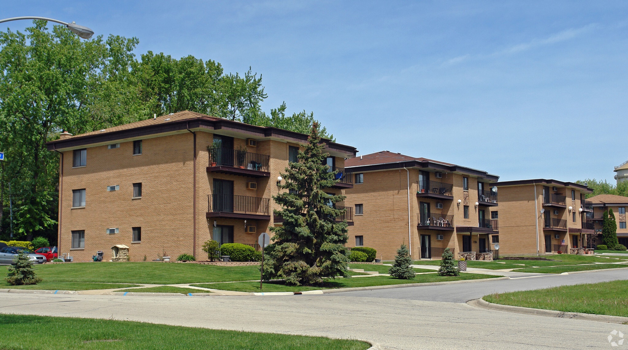 7710 Wildwood Ct, Darien, IL for Sale