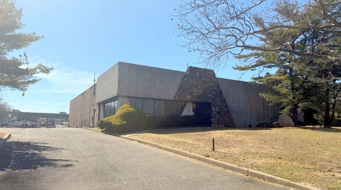 35 Davids Dr, Hauppauge, NY for Rent