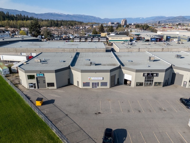 360 Spedding Crt, Kelowna, BC for Rent