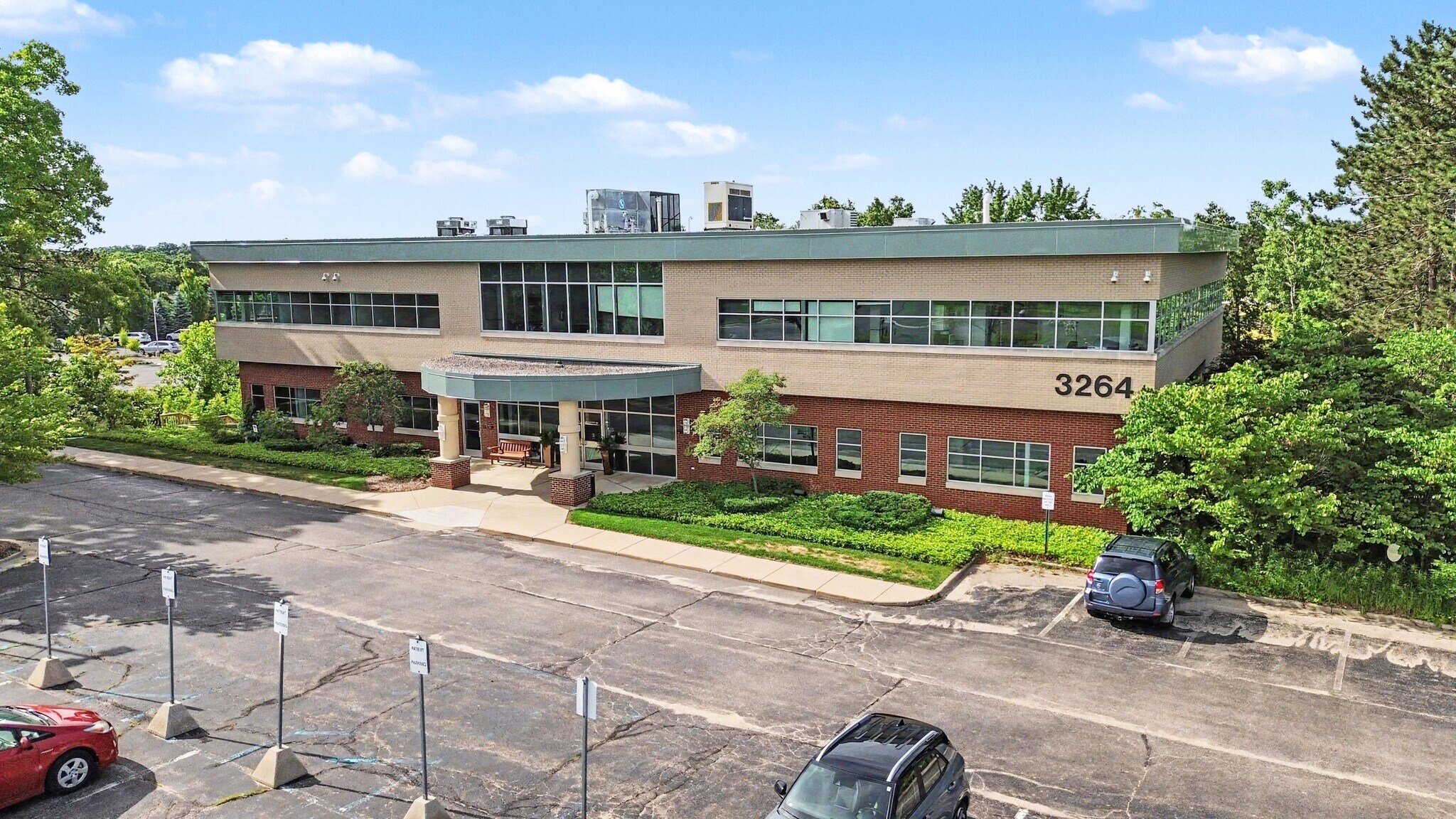3264 N Evergreen Dr NE, Grand Rapids, MI for Sale