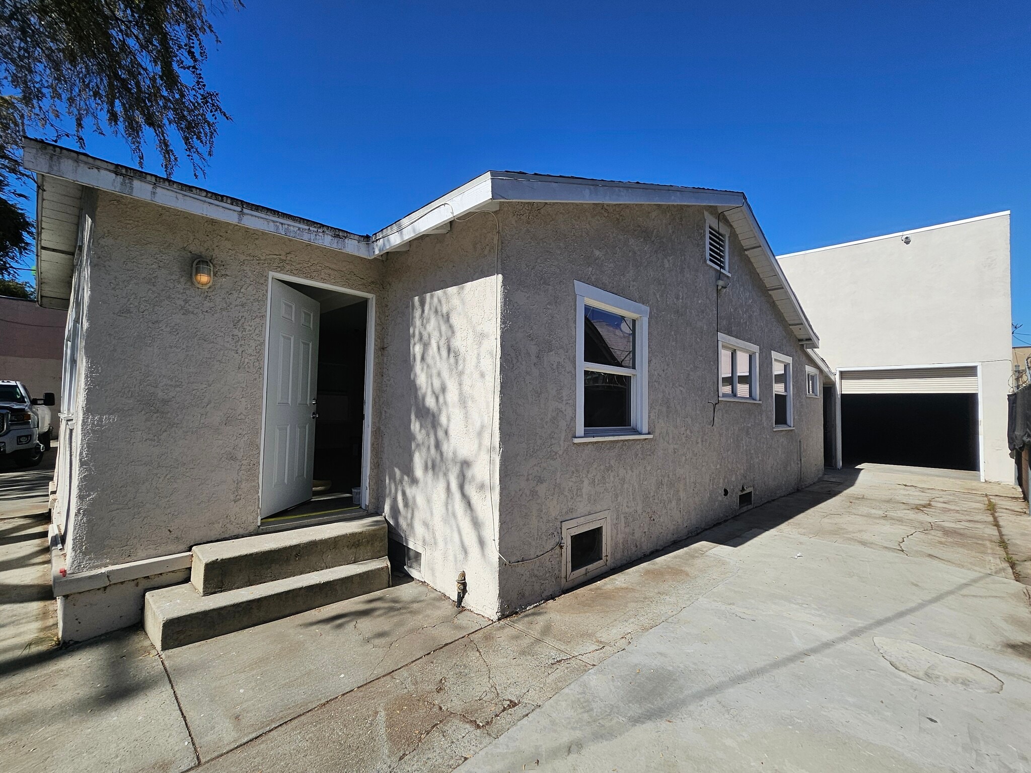 2815 Southwest Dr, Los Angeles, CA for Sale