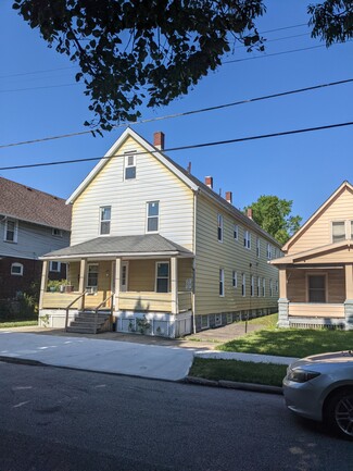Lakewood, OH Apartments - 2066 Robin St
