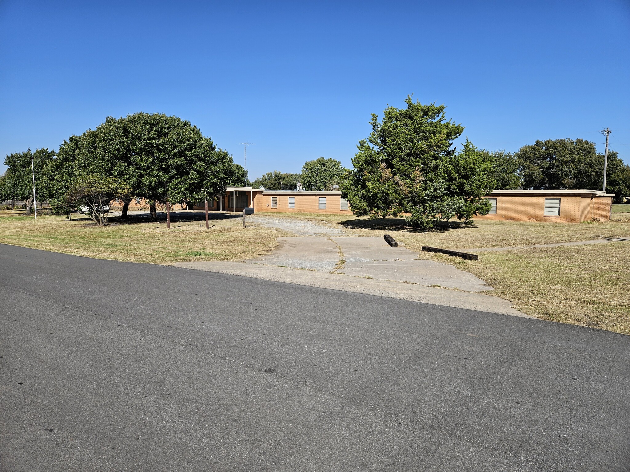 215 W 3rd St, Helena, OK for Sale