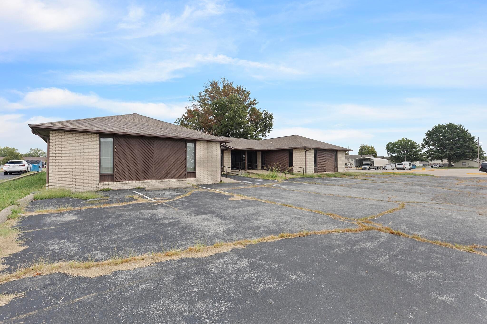 327 E Airport Dr, Carthage, MO for Sale