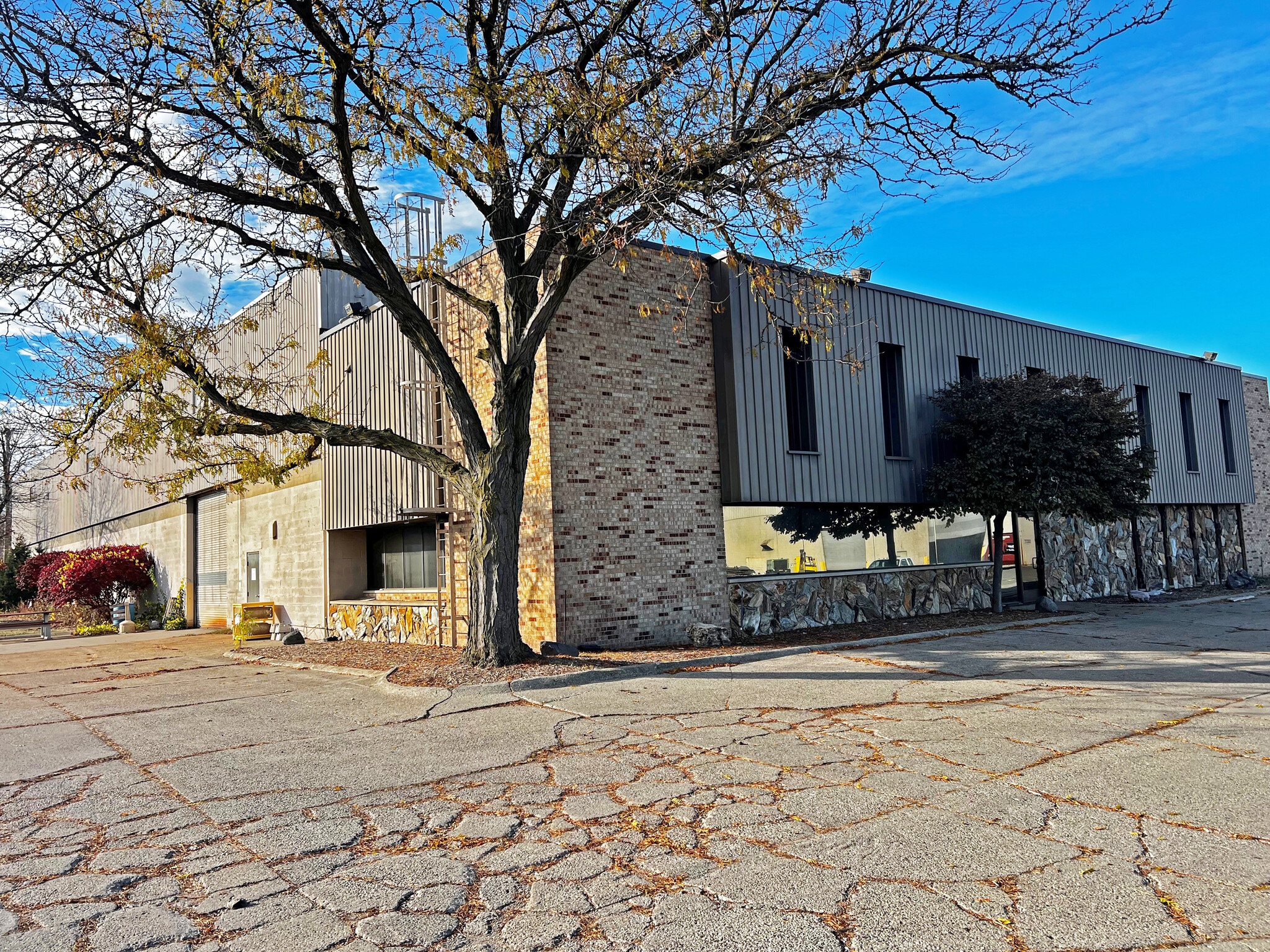 16600 E 13 Mile Rd, Roseville, MI for Sale