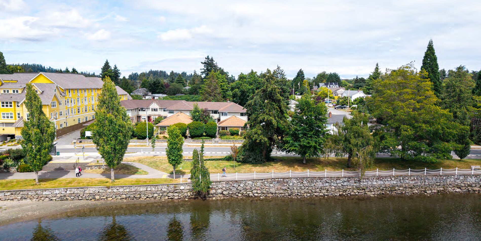 992 Gorge Rd W, Saanich, BC for Sale