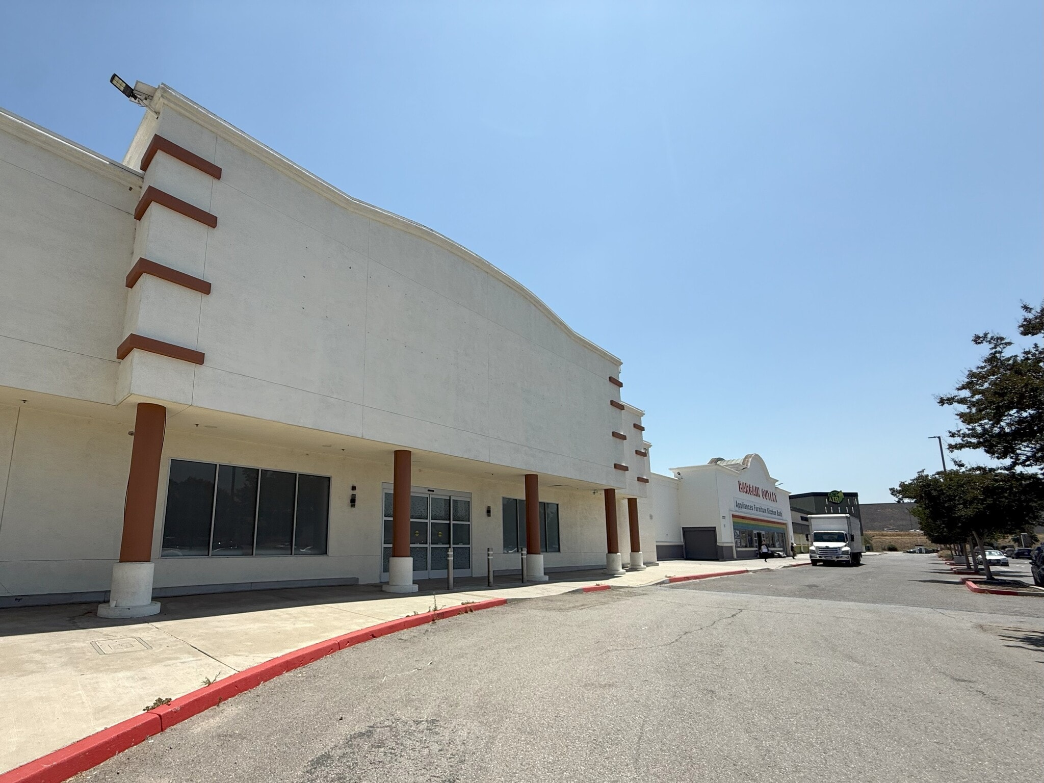 2707-2735 S Towne Ave, Pomona, CA for Rent
