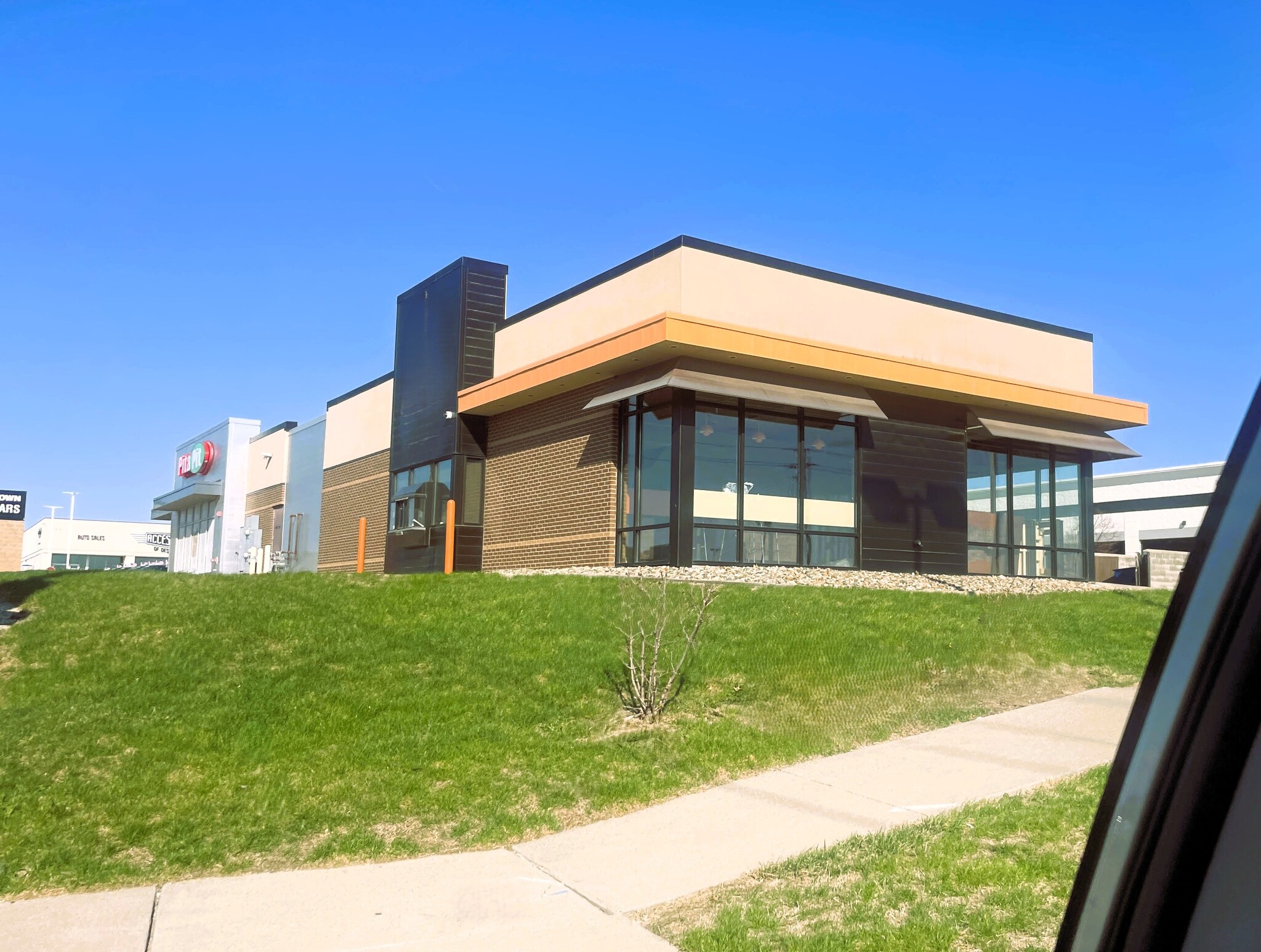 4206 Merle Hay Rd, Urbandale, IA for Rent