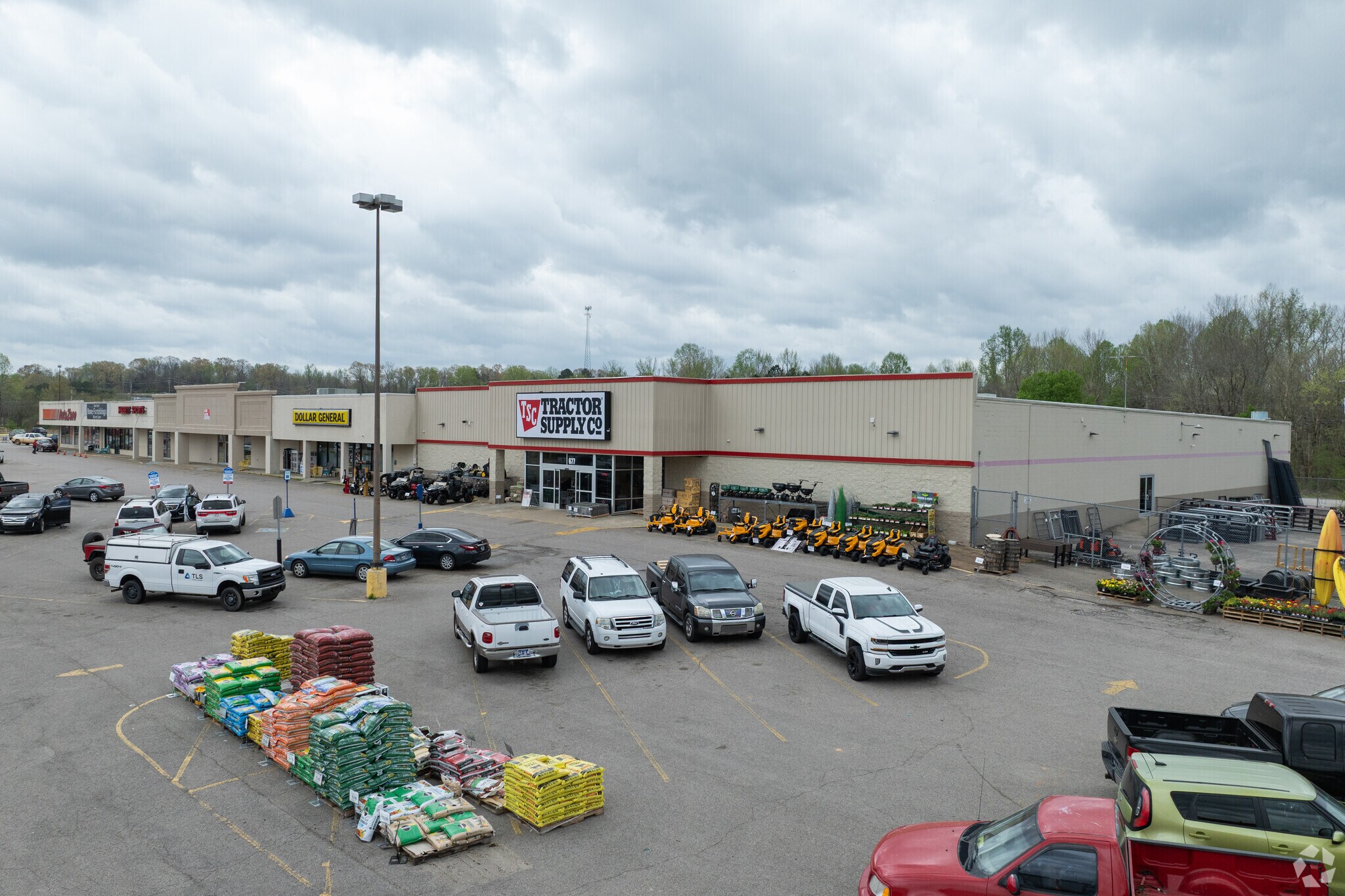 677 W Church St, Lexington, TN for Rent