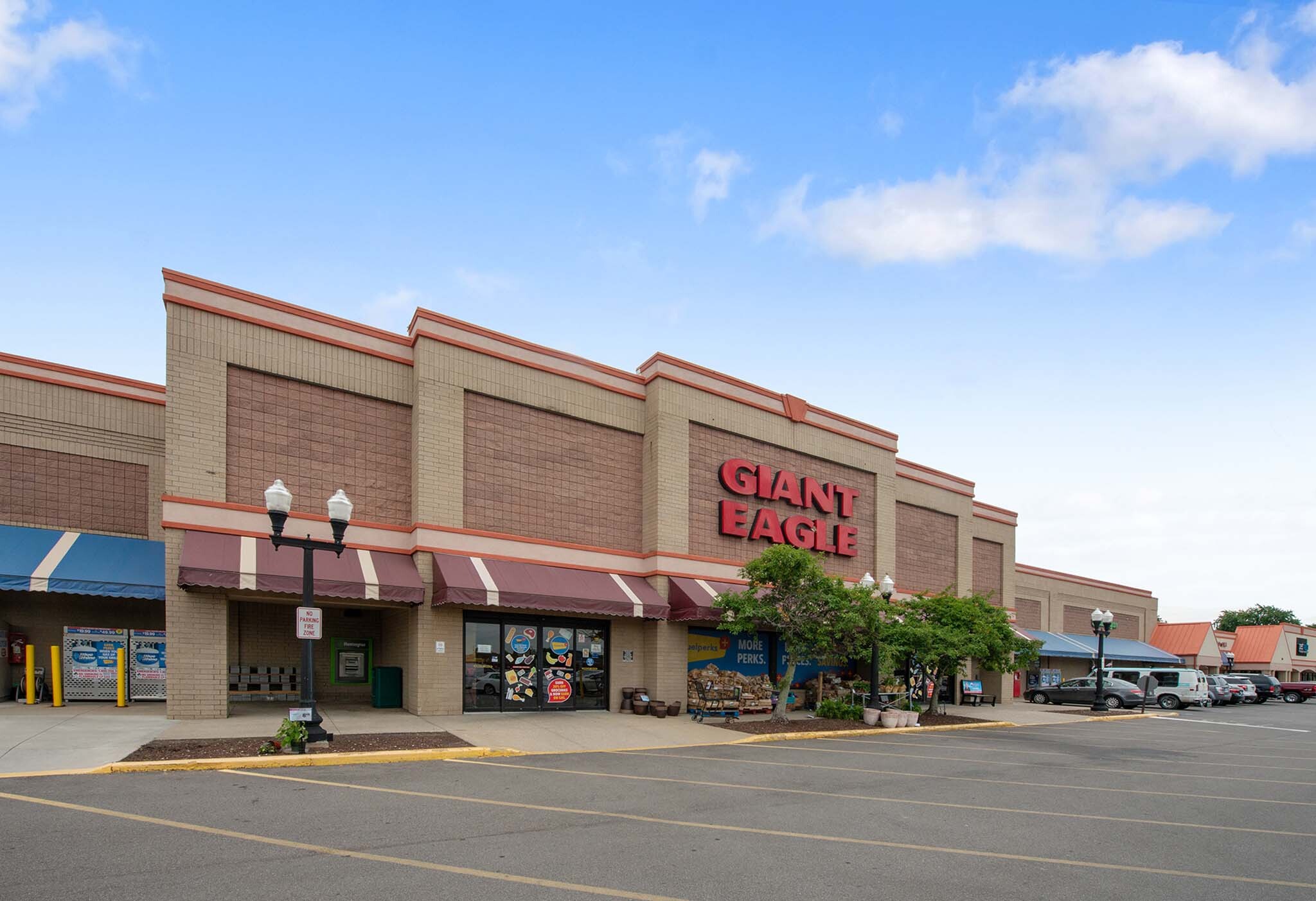 801-925 W Maple St, Hartville, OH for Rent