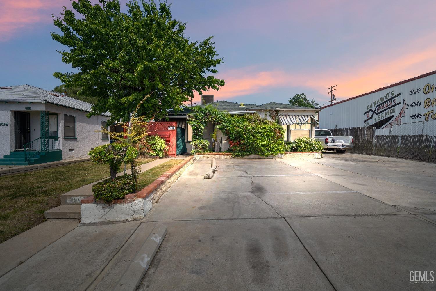 2610 Niles St, Bakersfield, CA for Sale