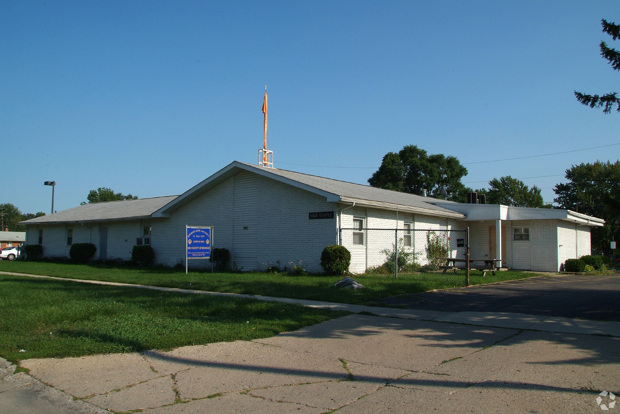 990 E Lincoln Ave, Madison Heights, MI for Rent