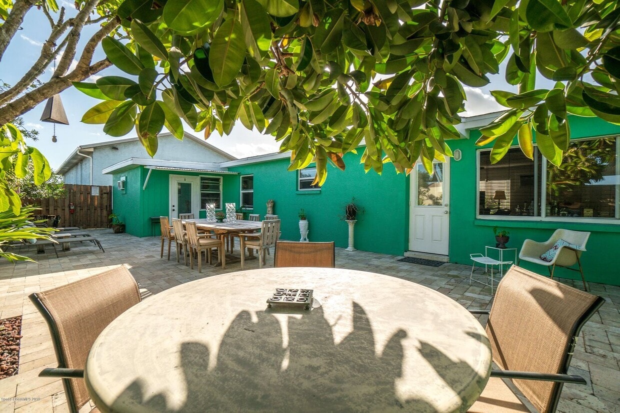 105 NE 3rd St, Satellite Beach, FL for Sale