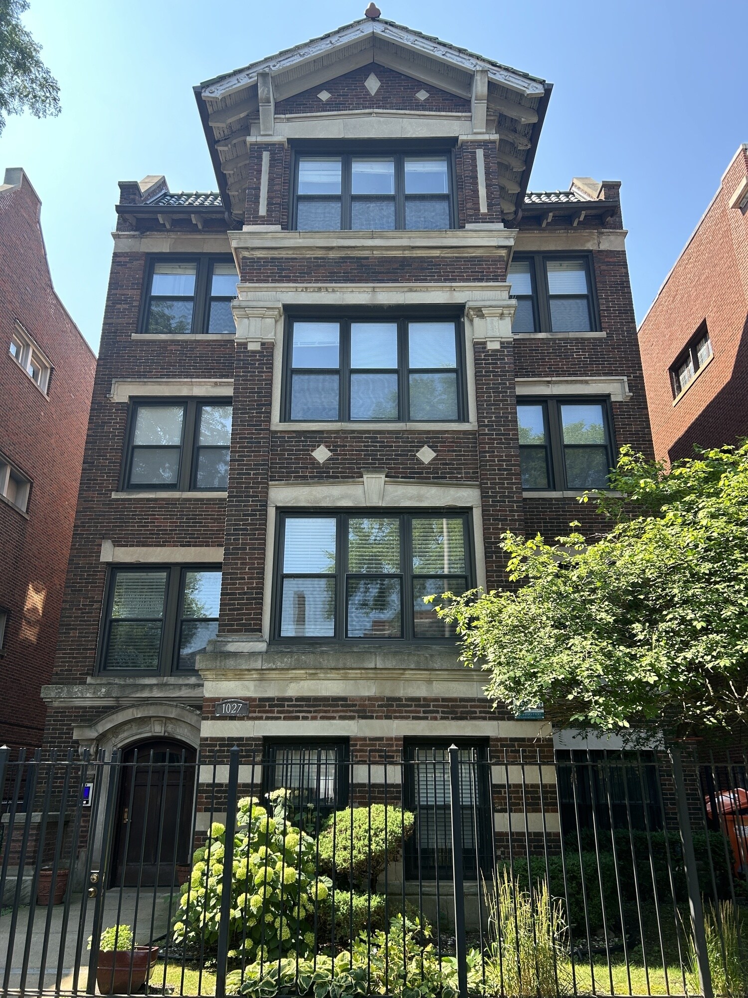 1027 E Hyde Park Blvd, Chicago, IL for Sale