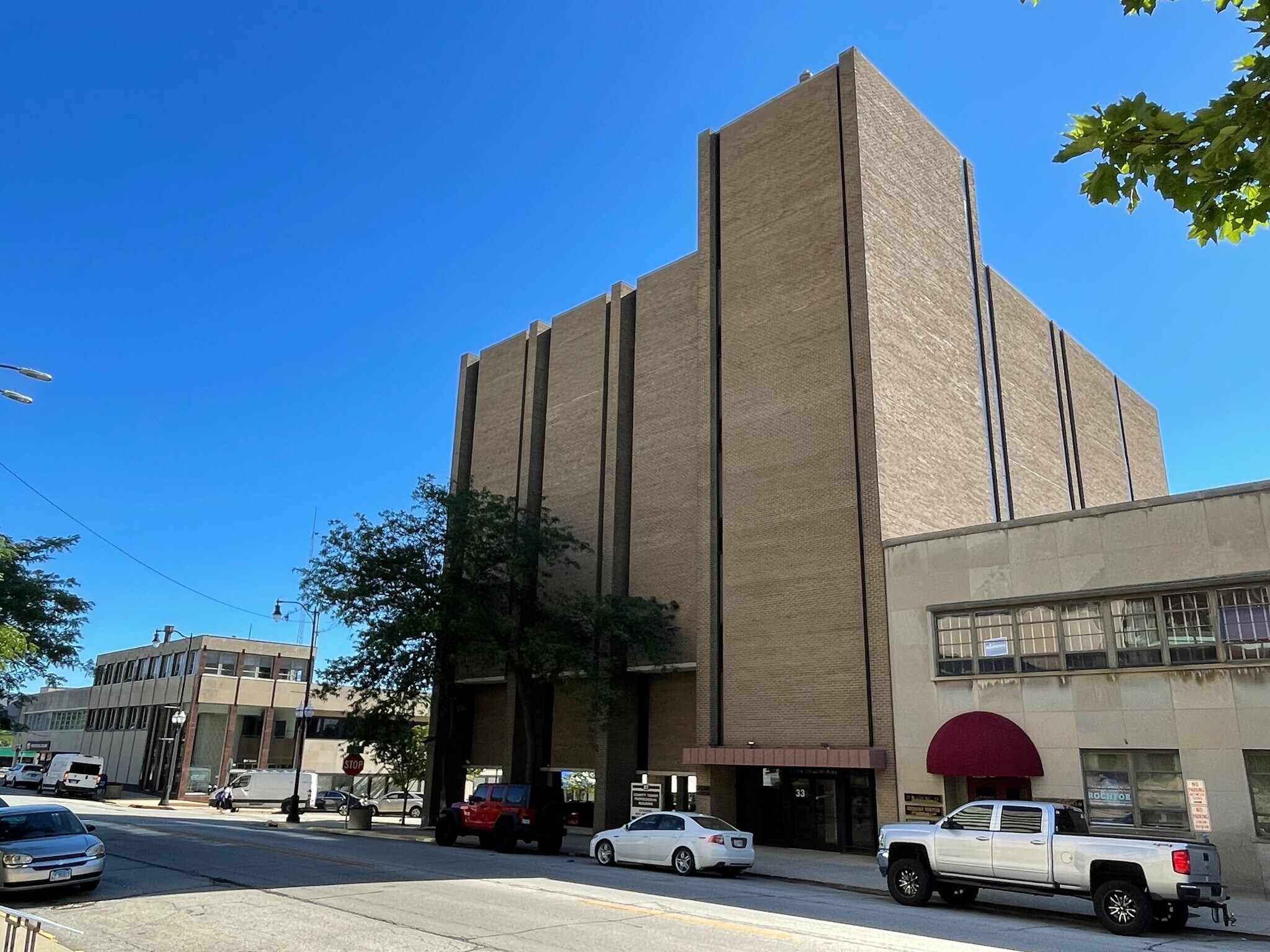 33 N County St, Waukegan, IL for Rent