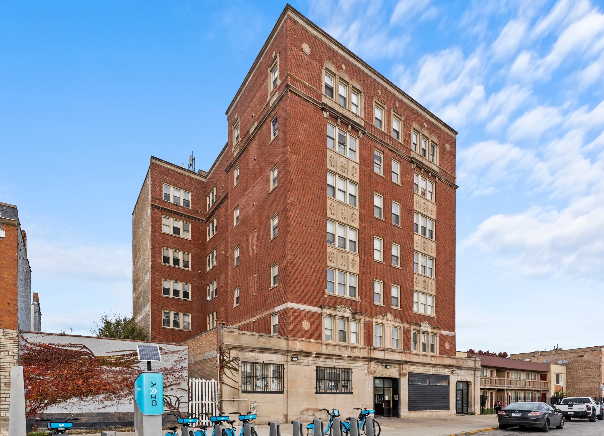 3008 E Cheltenham Pl, Chicago, IL for Sale