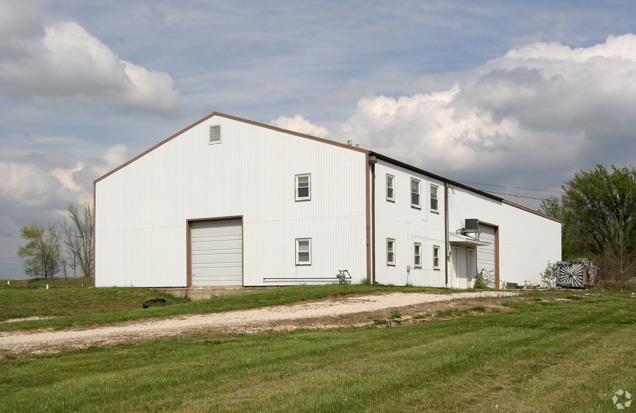 215 N Village Ter, Tonganoxie, KS for Rent