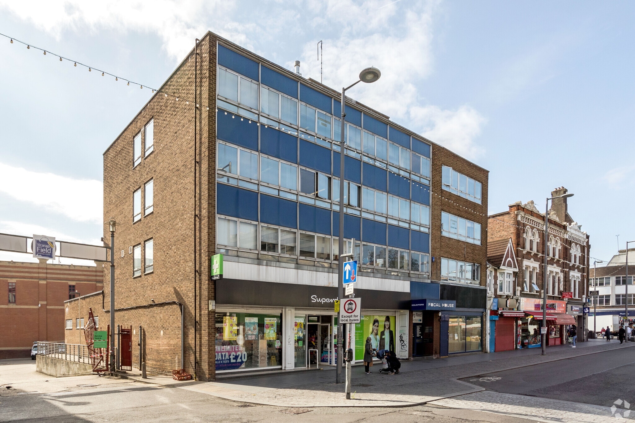 12-18 Station Para, Barking, LND for Rent