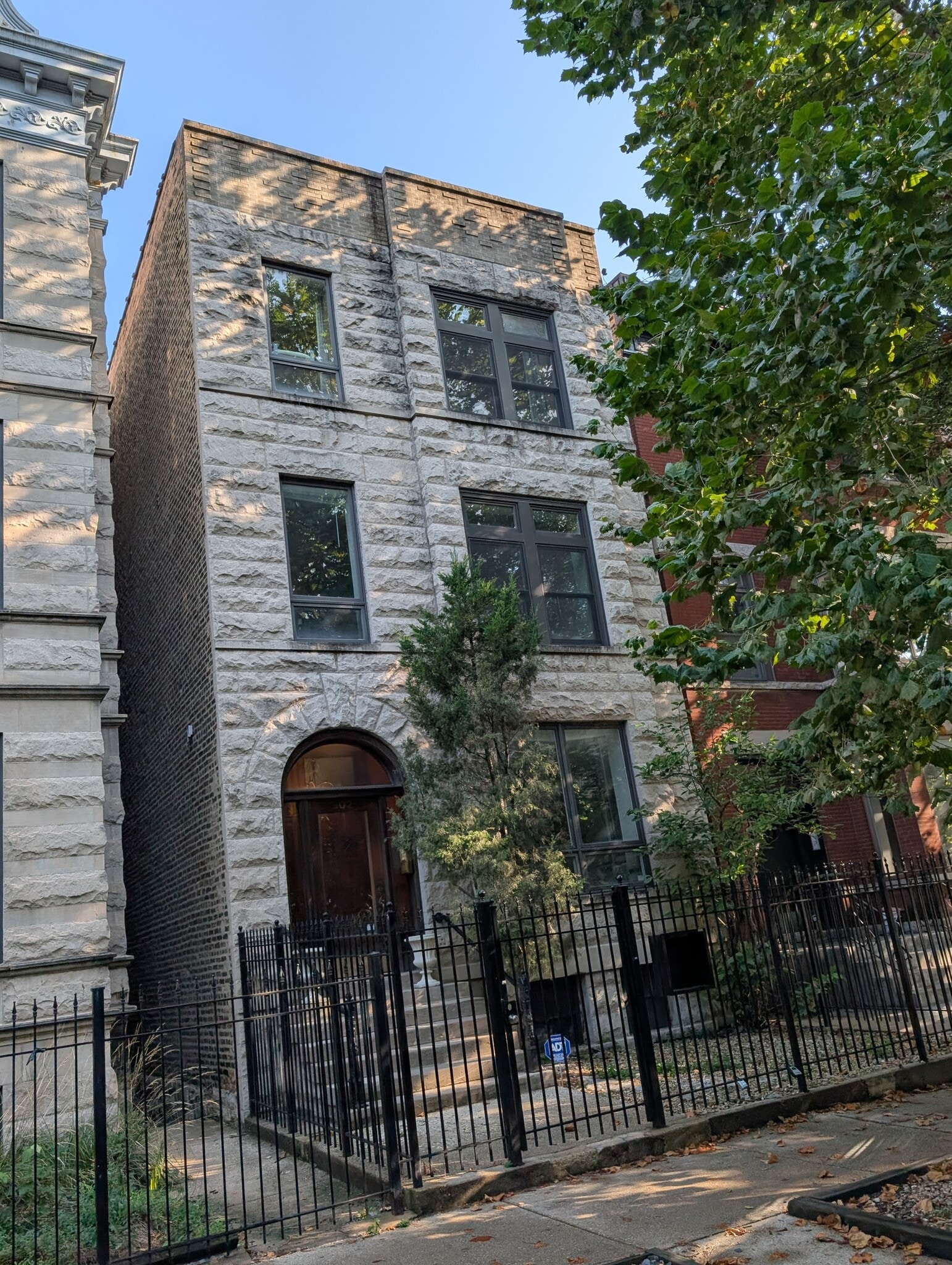 902 W Newport Ave, Chicago, IL for Sale