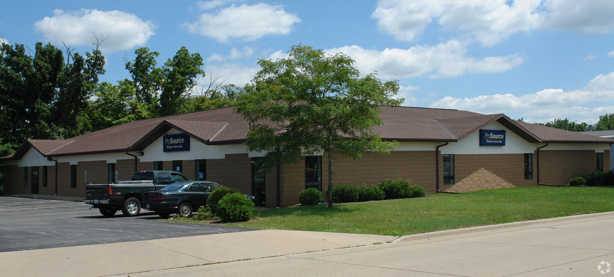 7718 N Harker Dr, Peoria, IL for Rent