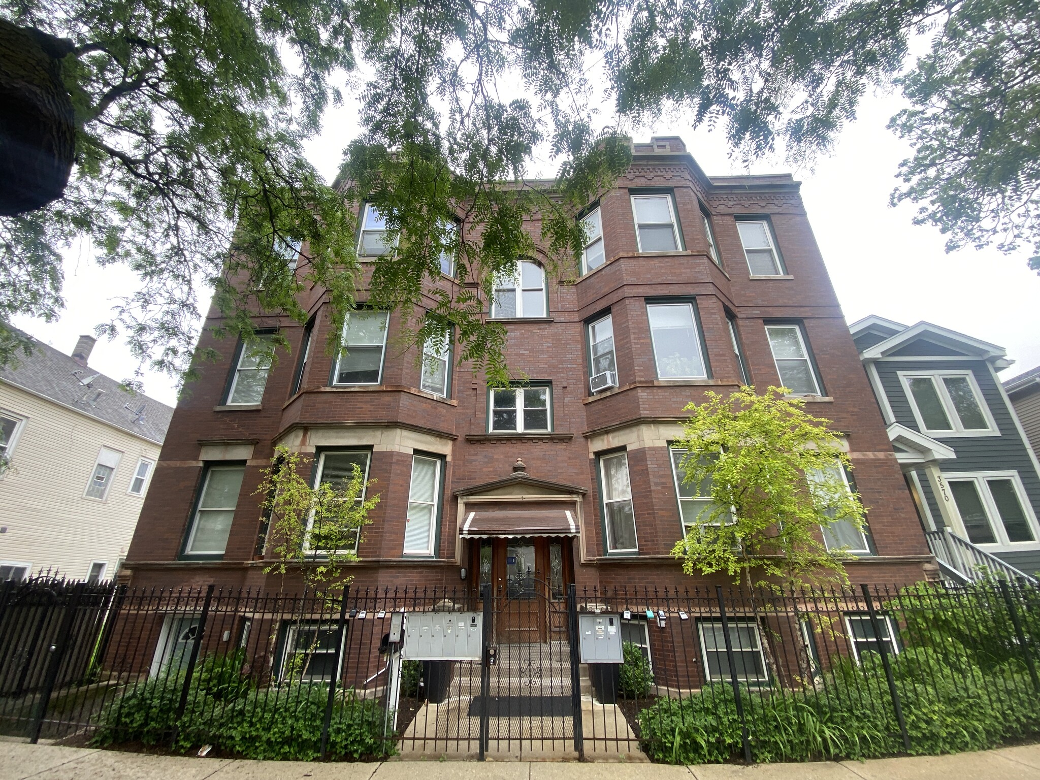 3572 W Cortland Ave, Chicago, IL for Sale