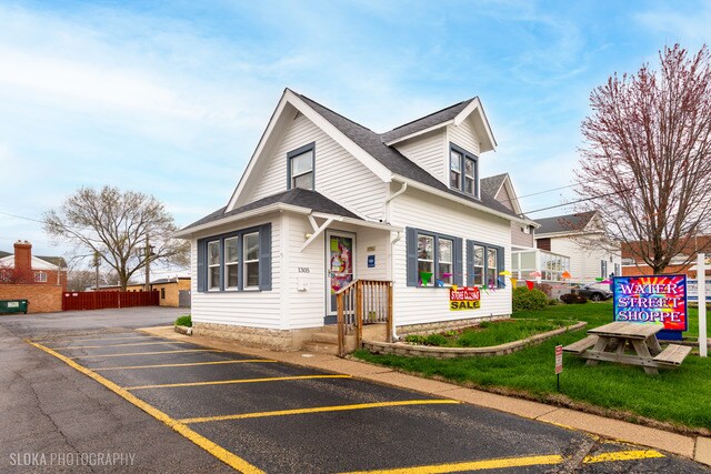 1305 Court St, Mchenry, IL for Sale