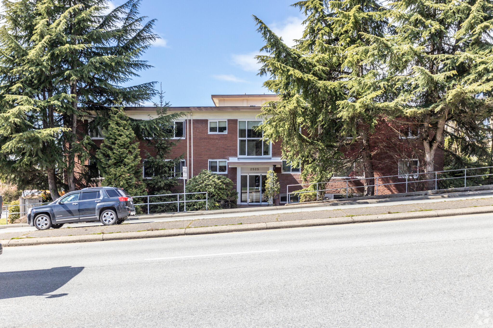 2525 Lonsdale Av, North Vancouver, BC for Sale