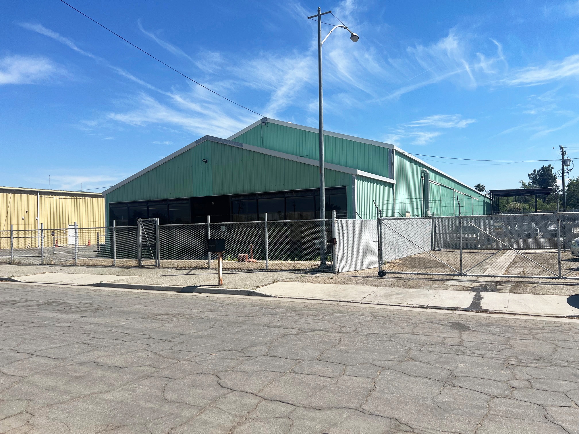 327 Daniels Ln, Bakersfield, CA for Sale