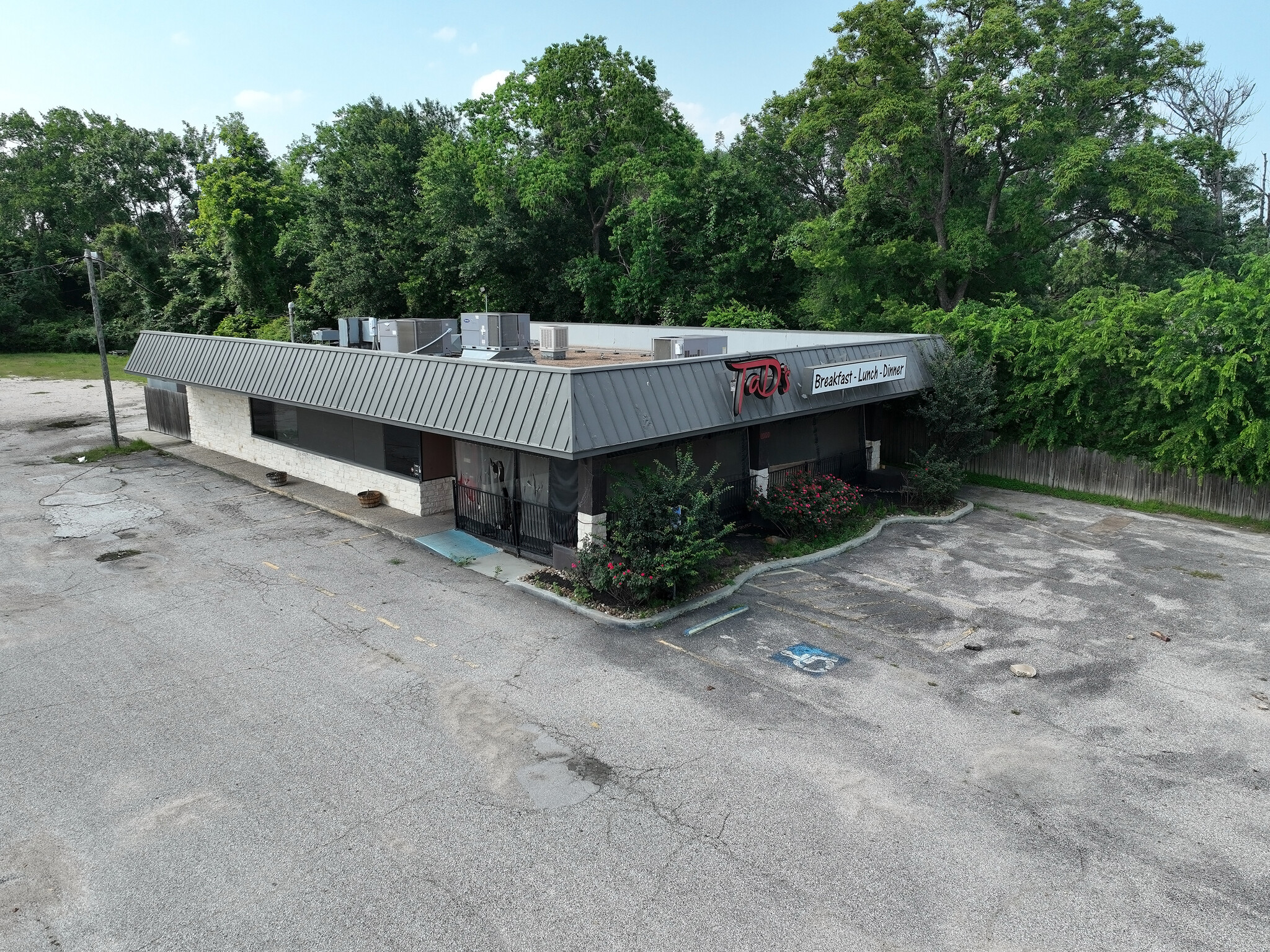 1000 W Main St, Tomball, TX for Sale