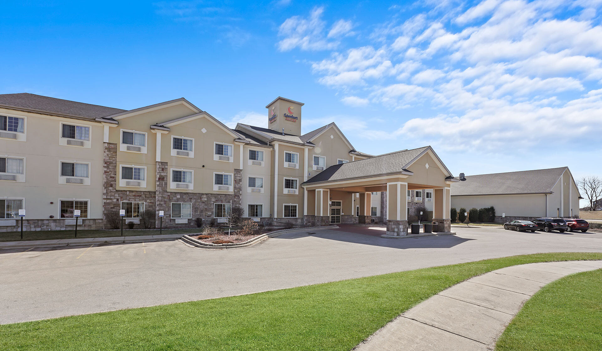 725 Paradise Ln, Johnson Creek, WI for Sale
