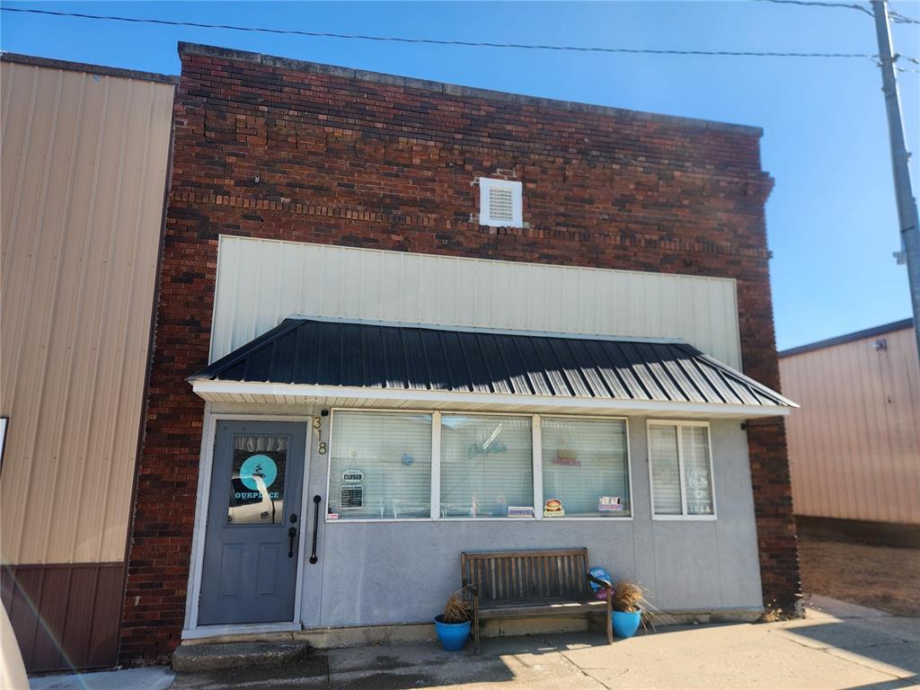 318 Locust St NE, Blairstown, IA for Sale
