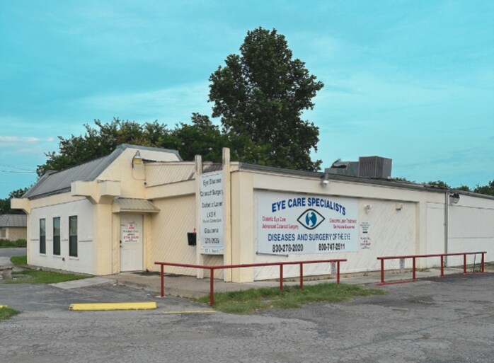 927 E Main St, Uvalde, TX for Sale