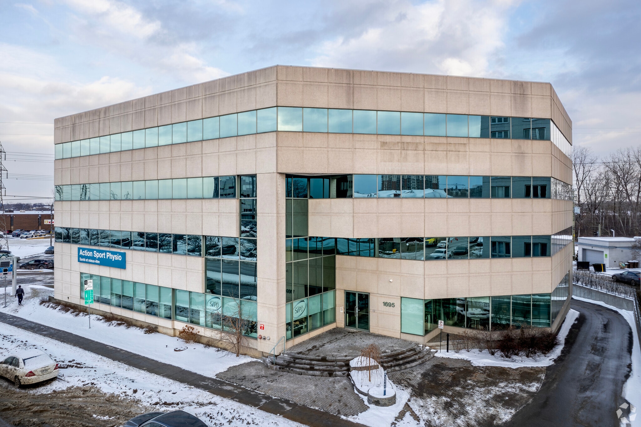 1695 Boul Laval, Laval, QC for Rent