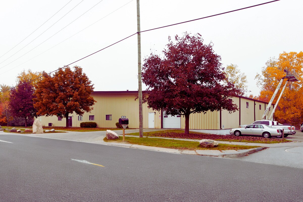 385 N Mill St, South Lyon, MI for Sale