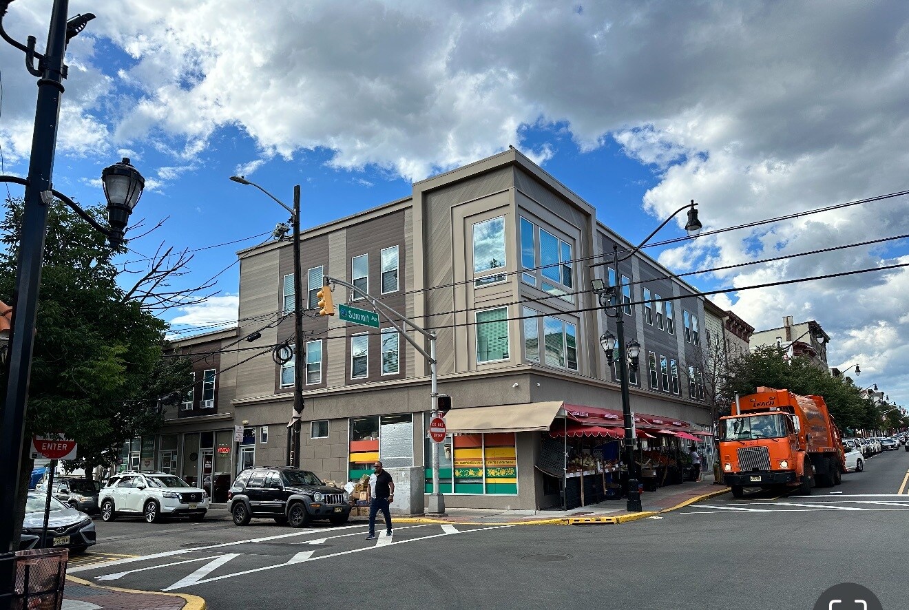 801-811 Summit Ave, Union City, NJ for Rent